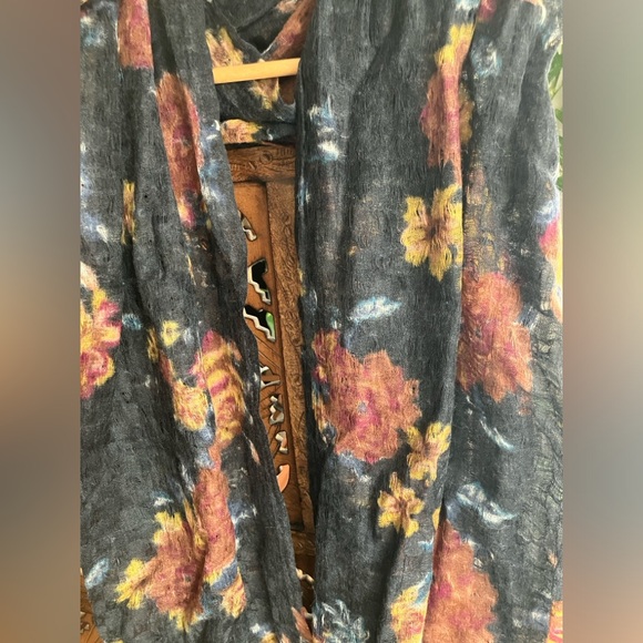 Lightweight wool scarf, floral design - Picture 2 of 4